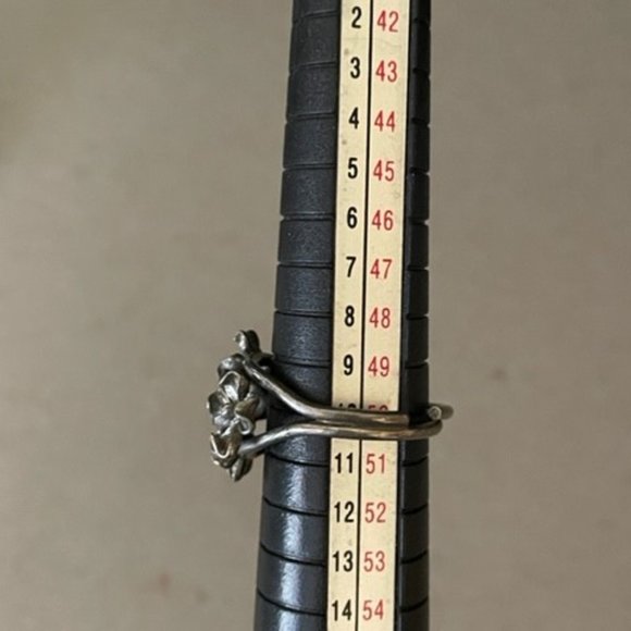 Antique Unique Open Flowers Adjustable Unmarked Silver Ring sits at a 5.5 - Picture 3 of 10